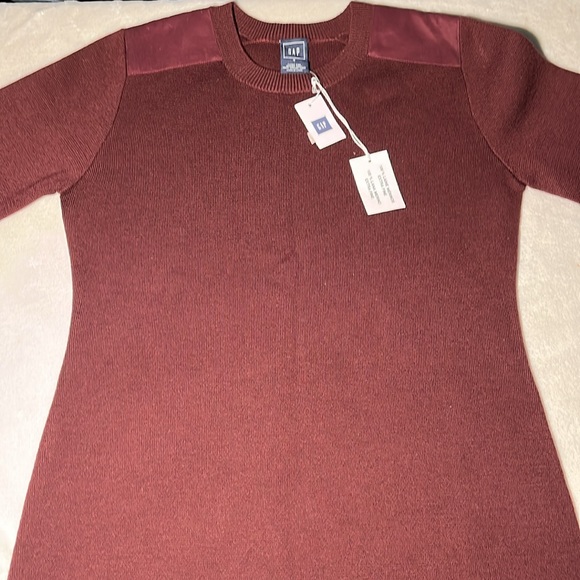 GAP Men’s 100% Merino Wool Sweater - Size M, Burgundy, Shoulder Accents - Picture 5 of 10
